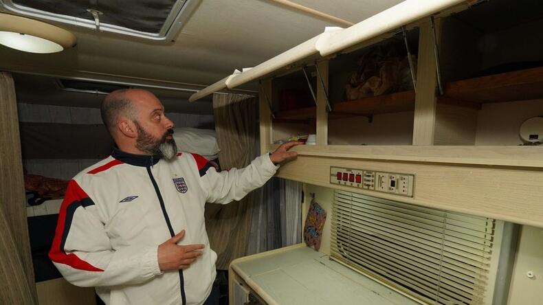 Sorprende tre ladri sul suo camper: picchiato e rapinato in via don Alai