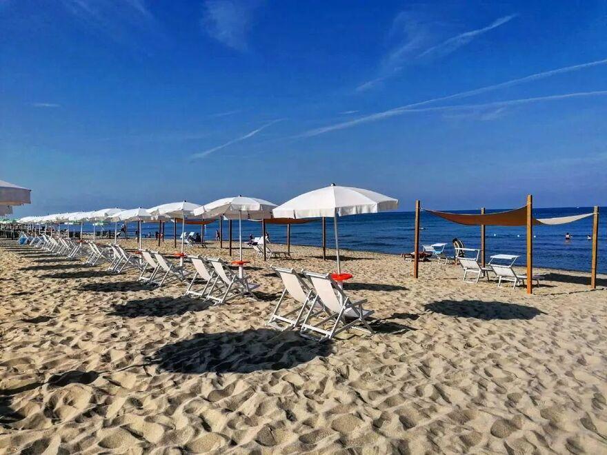 Tirrenia, la ripartenza dell’Orange Beach: «Bagno aperto già a fine mese»