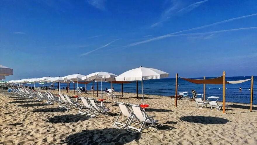 Tirrenia, la ripartenza dell’Orange Beach: «Bagno aperto già a fine mese»