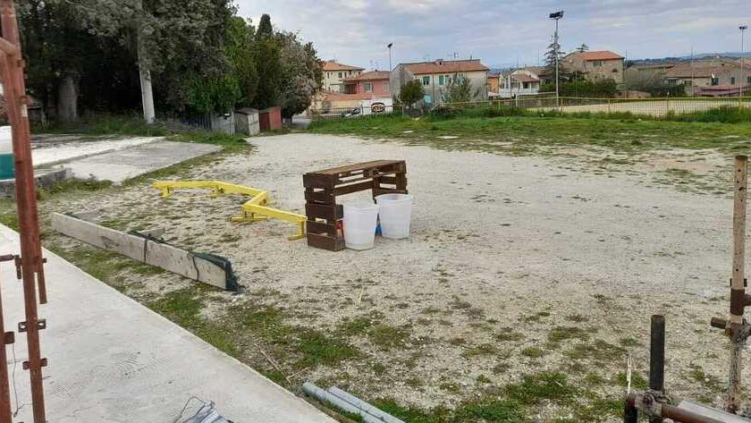 Casciana, partite in piazza e nel parco: arrivano i vigili. Raccolta di firme per un campetto da calcio