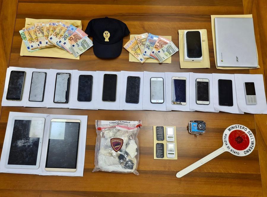 Sassari, mostra una patente falsa: gli agenti perquisiscono casa sua e trovano droga, 8mila euro, bilancini, 12 telefoni. Arrestato