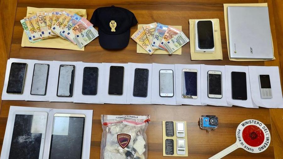 Sassari, mostra una patente falsa: gli agenti perquisiscono casa sua e trovano droga, 8mila euro, bilancini, 12 telefoni. Arrestato