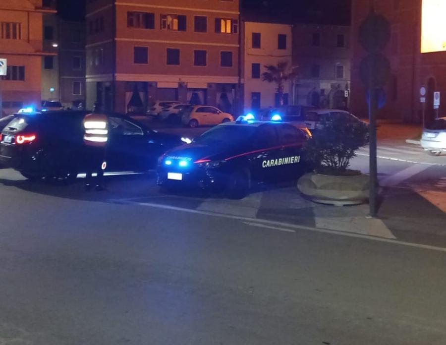 Follonica, artigiano arrestato per due rapine: minacciò le commercianti col taglierino