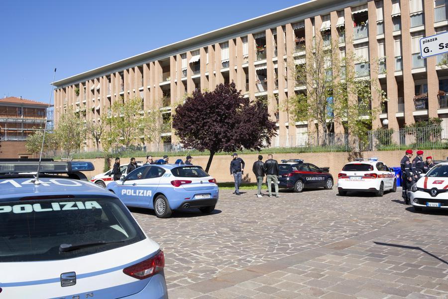 
	Le forze dell'ordine in piazza Saragat (foto Daniele Stefanini/Silvi)

