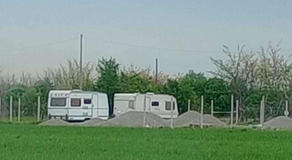 Roulotte abusive nell’area sotto sequestro Segnalazione della polizia locale in Procura 