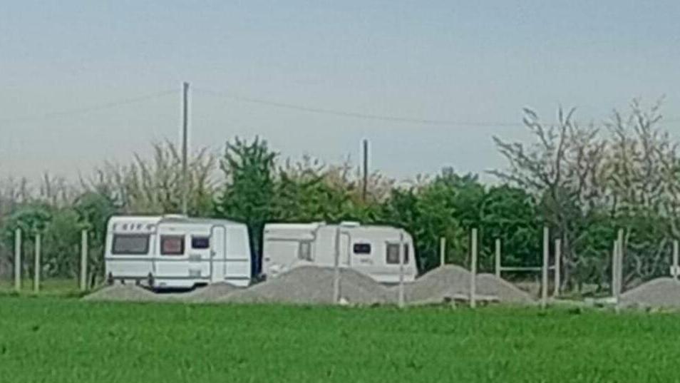 Roulotte abusive nell’area sotto sequestro Segnalazione della polizia locale in Procura