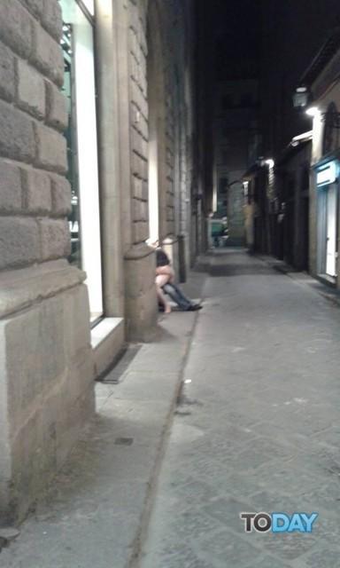 Sesso in piazza della Signoria, la foto sul web 