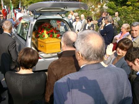 Tutto il paese ai funerali di Agostino Paluan