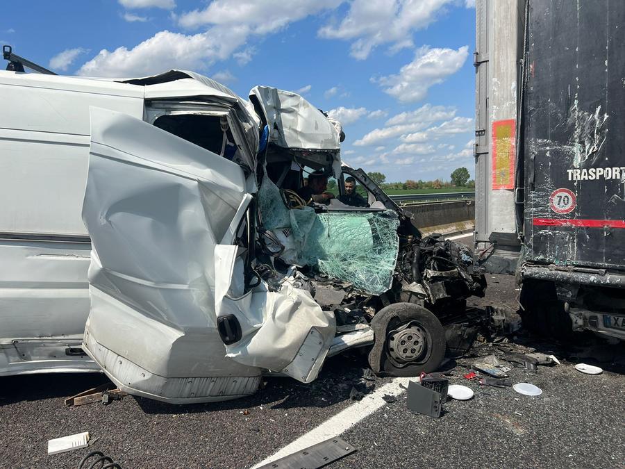 Ferrara, incidente in autostrada: un ferito portato via in elicottero