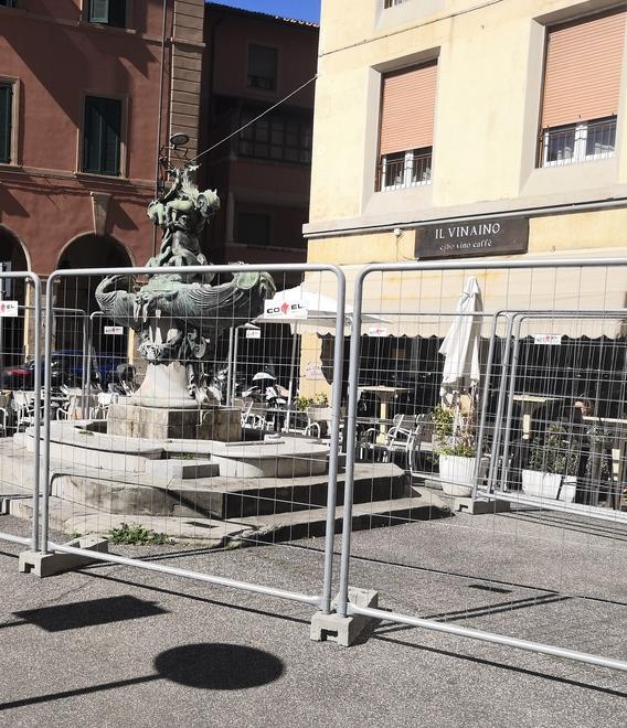 Cantieri, la protesta: «Piazza Colonnella recintata da un mese e nessuno ci lavora, così è un danno» 