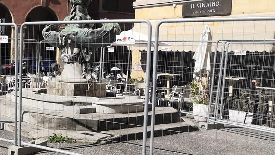 Cantieri, la protesta: «Piazza Colonnella recintata da un mese e nessuno ci lavora, così è un danno»