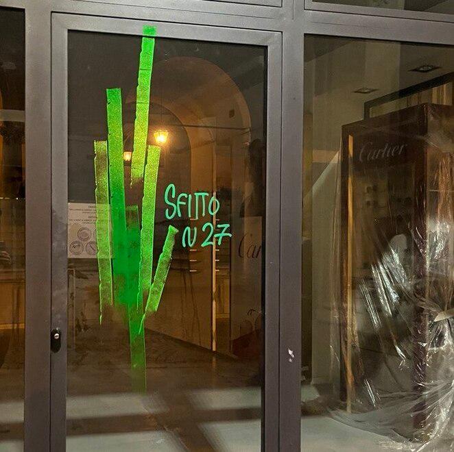 Modena Allarme negozi sfitti L’artista di strada ne marchia ottanta contro il degrado 