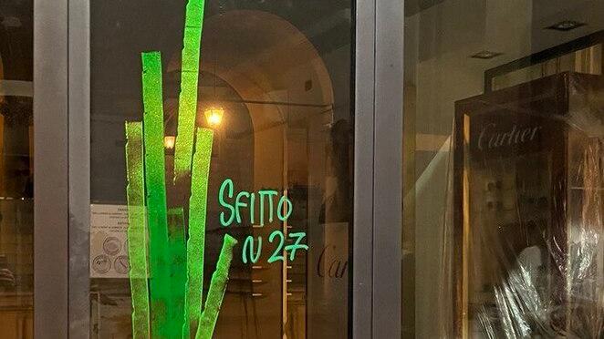 Modena Allarme negozi sfitti L’artista di strada ne marchia ottanta contro il degrado