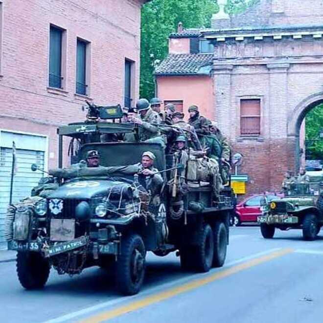 Ferrara, la Colonna della libertà «senza divise nazifasciste»