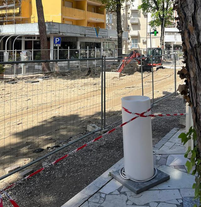 Lido Estensi, «Intrappolata nel cantiere del viale, la mia attività rischia di chiudere»