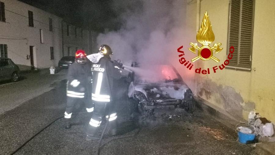 Auto a fuoco nella notte ad Abbasanta