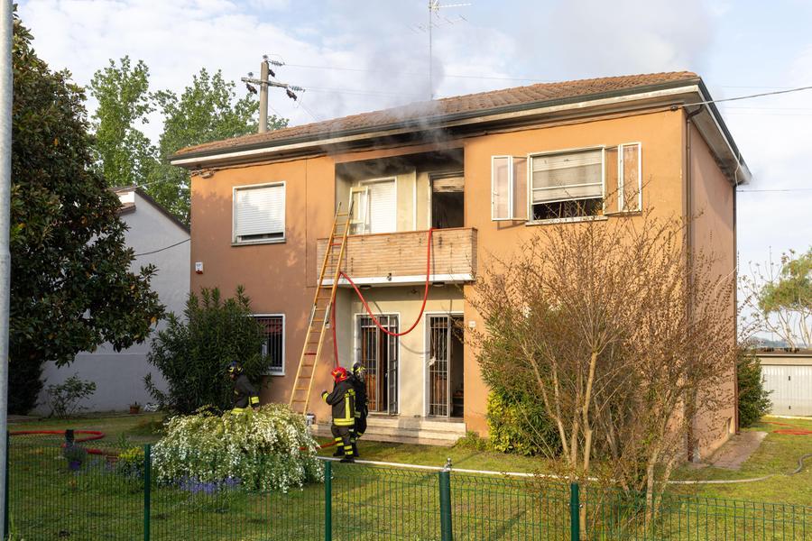 Ferrara, fiamme nell’appartamento, salvati da un carabiniere