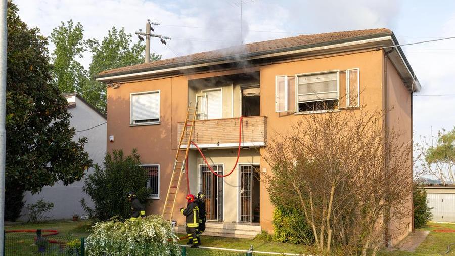 Ferrara, fiamme nell’appartamento, salvati da un carabiniere