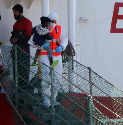 Migranti a Carrara, una naufraga: «Ho viaggiato un anno intero per dare una scuola ai miei figli»