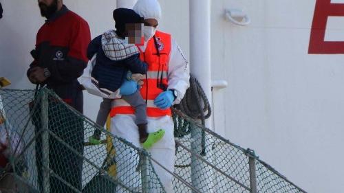 Migranti a Carrara, una naufraga: «Ho viaggiato un anno intero per dare una scuola ai miei figli»