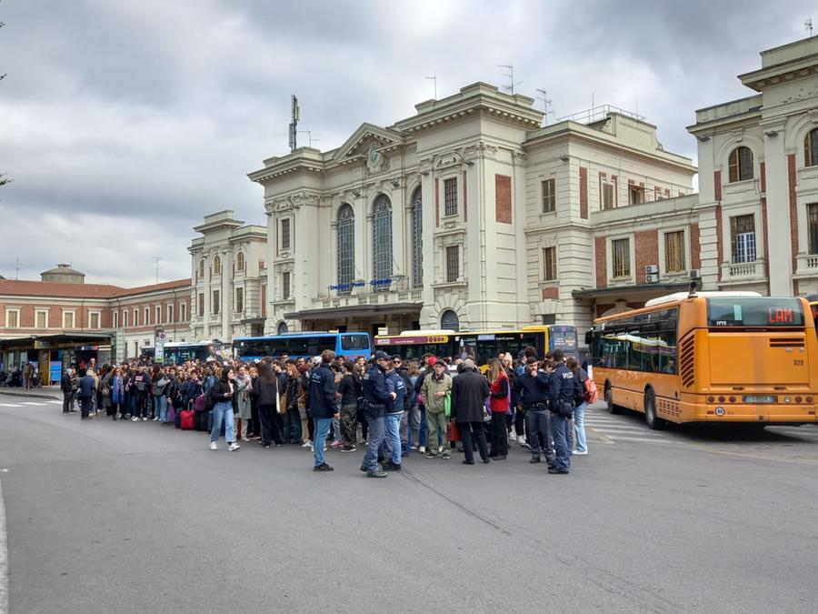 Treno deragliato, mattinata di passione per i pendolari alla stazione