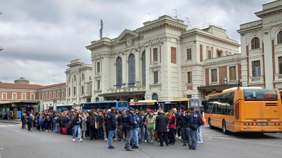 Treno deragliato, mattinata di passione per i pendolari alla stazione