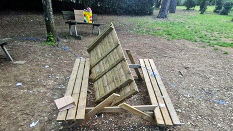 Una  baby gang  sfascia il giardino a villa Stibbert
