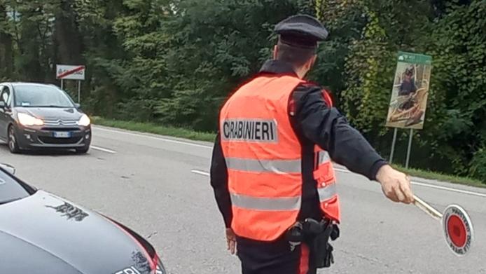 Prende una multa perché ubriaco, quando torna sobrio va in caserma a scusarsi