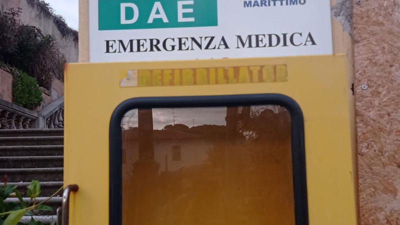 Rubato il defibrillatore pubblico a Castiglioncello, il presidente dell’agenzia dello sport:  «Atto da vigliacchi: denunceremo»