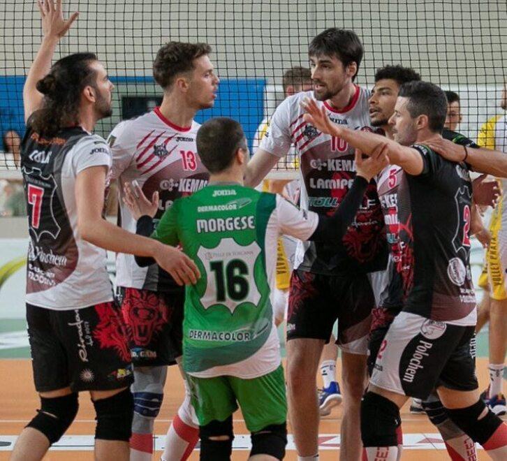 
	I giocatori della Kemas Lamipel Santa Croce esultano: sono in semifinale playoff per la Superlega&nbsp;

