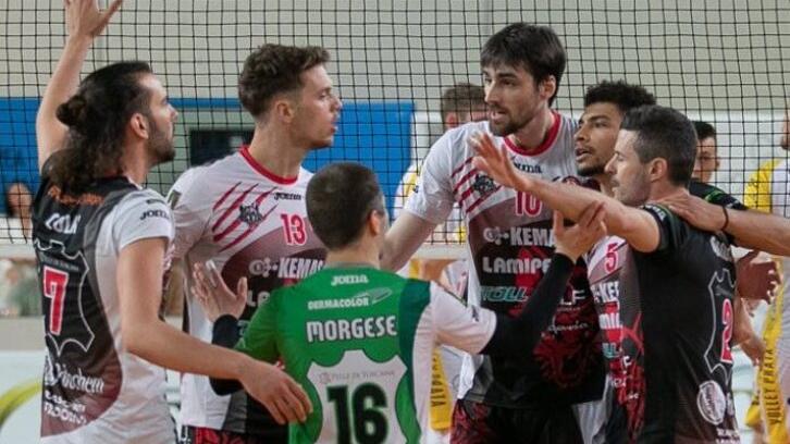 I giocatori della Kemas Lamipel Santa Croce esultano: sono in semifinale playoff per la Superlega 