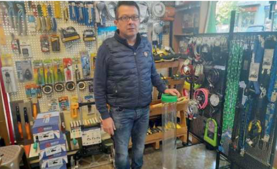 Allarme sicurezza in zona stazione, tolti anche i cestini per le pile usate: “Addetto punto da una siringa”