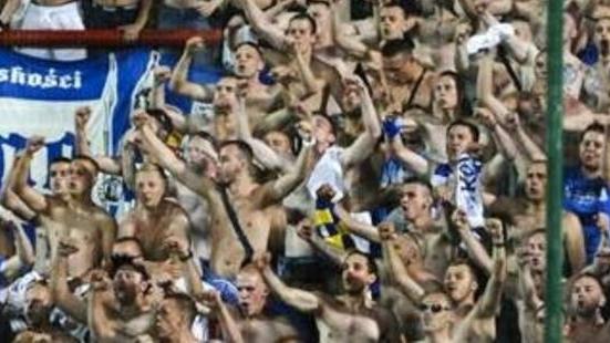 Mille tifosi del Lech Poznan attraversano Firenze in corteo, scontri con la polizia