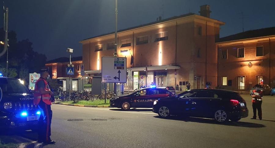 Ferrara, scaglia un sasso contro il finestrino di un treno