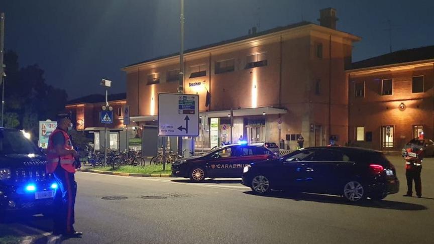 Ferrara, scaglia un sasso contro il finestrino di un treno