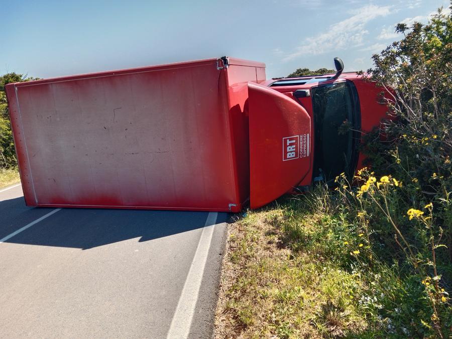 Brusca sterzata e il camion si rovescia sul lato lungo la vecchia strada per Stintino: conducente in ospedale