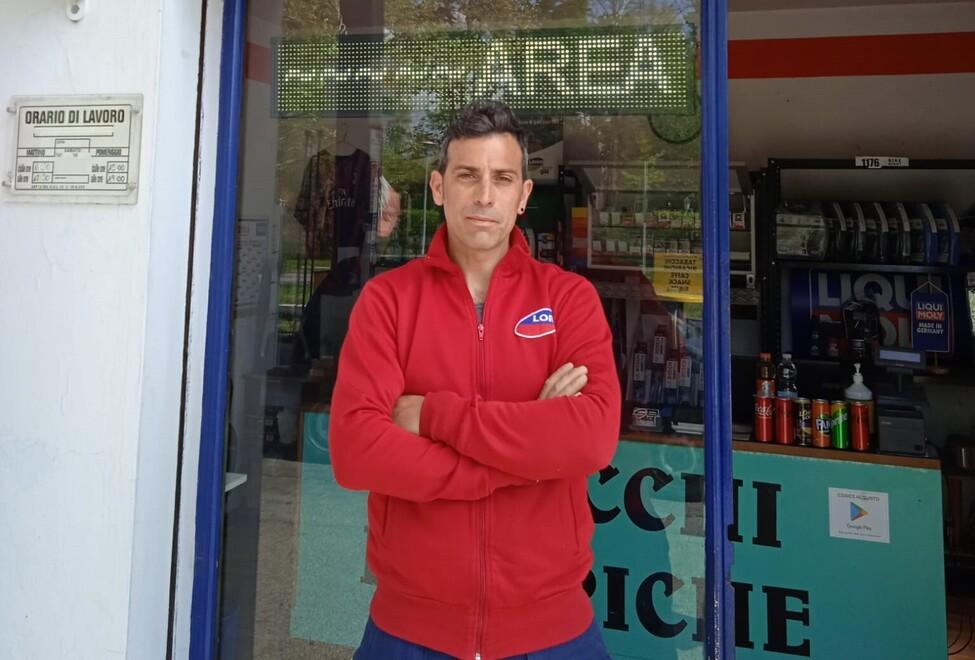 Tresigallo, il benzinaio lascia dopo 14 anni: «Cambio lavoro, sarò dipendente»