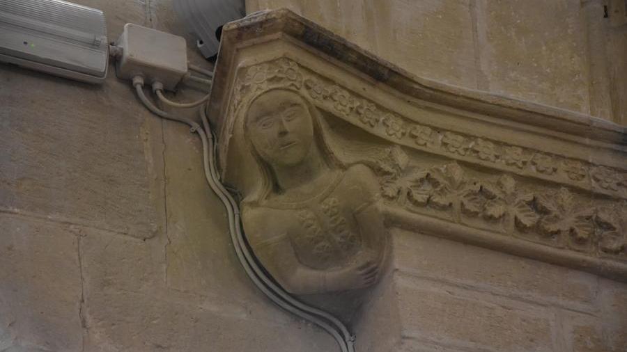 
	L&#39;effige ritenuta rappresentare Eleonora nella chiesa di San Gavino

