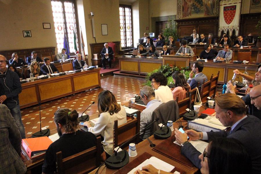 Prato, approvato il bilancio di previsione: quasi 20 milioni dalle multe, aumenta la Tari