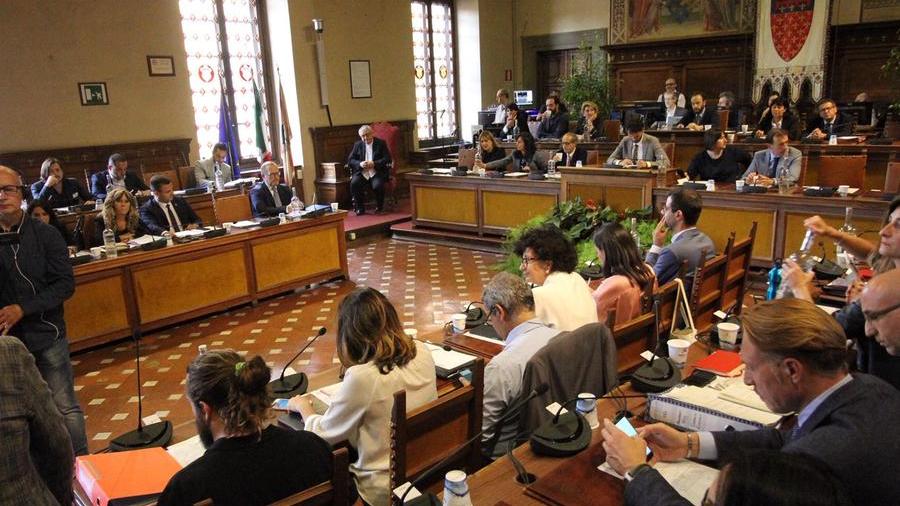 Prato, approvato il bilancio di previsione: quasi 20 milioni dalle multe, aumenta la Tari