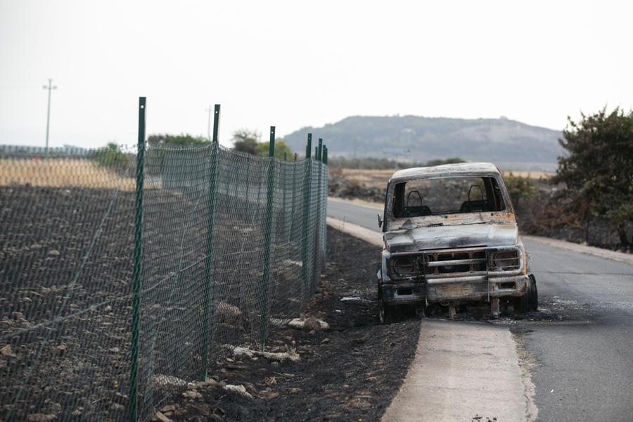 
	Una delle tante carcasse delle auto bruciate dal rogo a fine luglio di due anni fa

