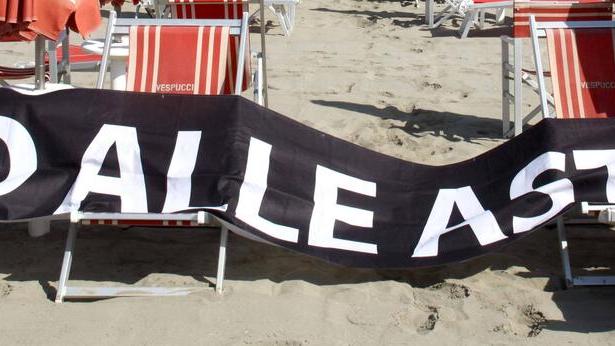 Balneari in Versilia, paura e rabbia dopo la sentenza: «Basta parole, ora il Governo ci salvi»