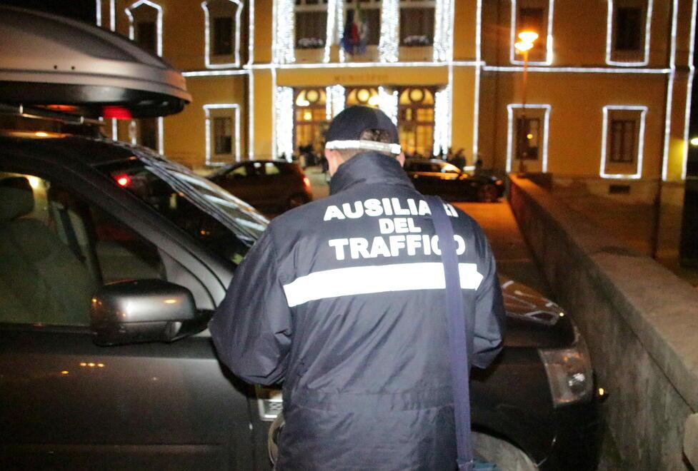 Pietrasanta, niente più ausiliari del traffico a controllare la sosta a pagamento
