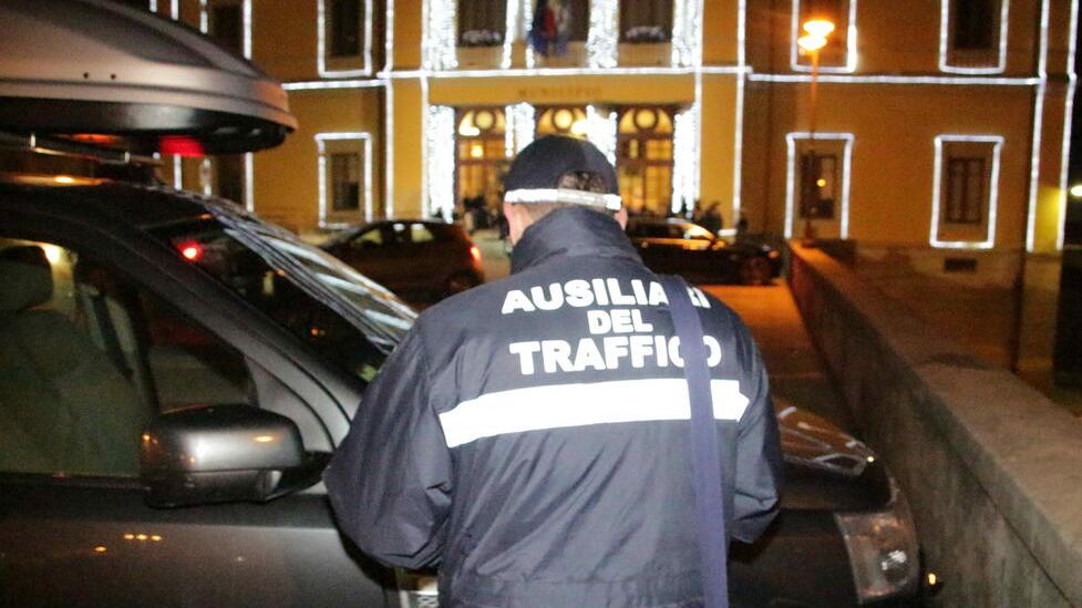Pietrasanta, niente più ausiliari del traffico a controllare la sosta a pagamento