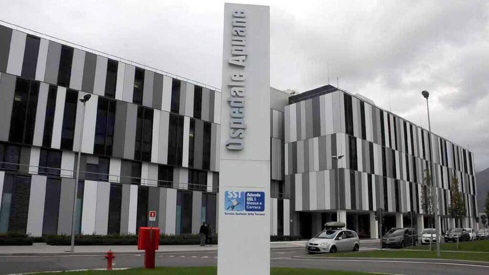 La madre muore all’ospedale di Massa e la figlia scrive al direttore: «Voglio sapere di cosa è morta mia madre»