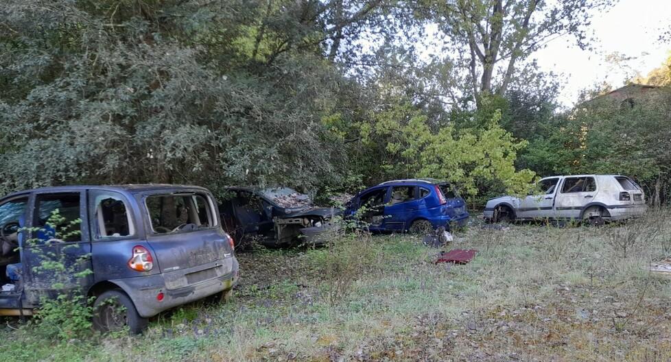 San Miniato, discarica abusiva di auto nel borgo fantasma: ecco l’ordinanza per ripulire l’area verde