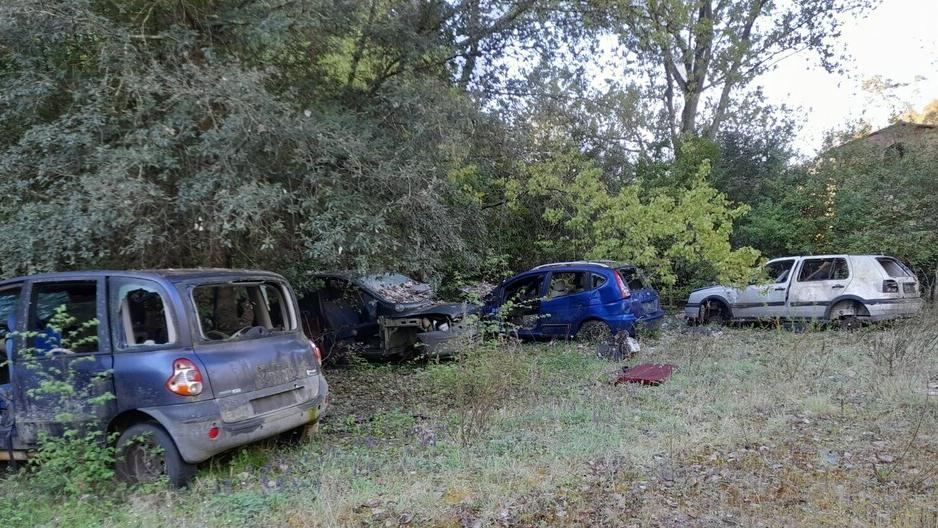 San Miniato, discarica abusiva di auto nel borgo fantasma: ecco l’ordinanza per ripulire l’area verde