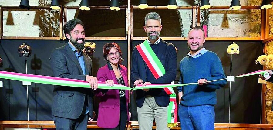 Lorenzo e Riccardo, due amici lontani per anni si ritrovano grazie alle maschere di scena