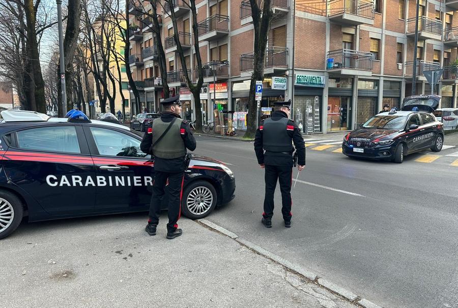 Aggredisce i carabinieri in zona stazione, denunciato
