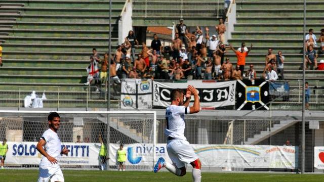 Calcio, stadio vietato per venticinque tifosi dell'Olbia